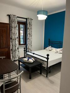 罗马B&b filì Al casale 1121的卧室配有1张床、1张桌子和1把椅子