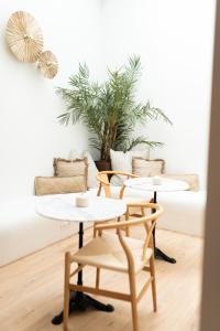 坎佩略Rooms by JovA的植物间里两把桌子和椅子