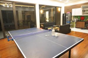 奠边府市A Thía homestay的客厅中央的乒乓球桌