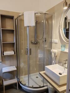 波坦察森托马尼塔维纳酒店的带淋浴和盥洗盆的浴室