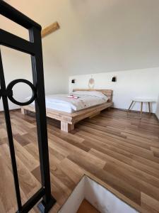 PrijepoljeZlatna Jabuka Lux的一间卧室配有一张床,铺有木地板