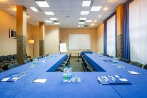 RząsawaWarzkowizna的一间会议室,配有长蓝色的桌子和椅子