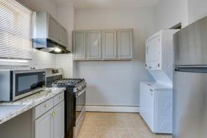纽瓦克Cozy bedroom 6 minutes from Newark Liberty International Airport Rm C的厨房配有白色橱柜和炉灶烤箱。