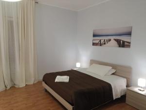 圣欧费米亚拉默齐亚Le Solite Holiday Rooms的一间卧室配有一张带黑白毯子的床