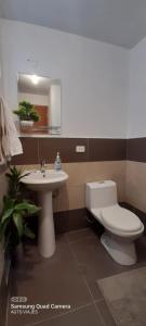 利马HOSPEDAJE TURISTICO CHORRILLOS Sueños de Luna INN的浴室配有白色卫生间和盥洗盆。