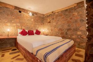 奥比丹达洛维弗旅馆的石墙客房的卧室配有床