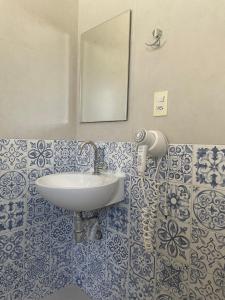 乌巴图巴Chilli Brasil Suite的一间带水槽和镜子的浴室