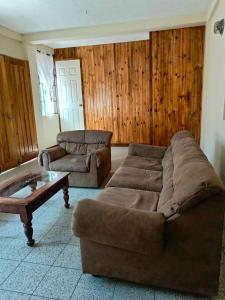 克萨尔特南戈Casa Xelaju Apartments的带沙发和咖啡桌的客厅