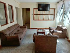 克萨尔特南戈Casa Xelaju Apartments的客厅配有两张沙发和一台电视机