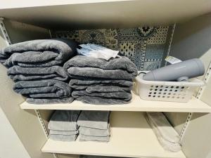 Tosa村の小さなお宿　おきな的衣柜架上的一堆毛巾