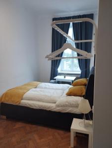 维也纳RP-Stay的一间卧室设有一张床和一个窗口