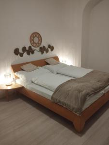 维也纳RP-Stay的卧室配有一张大床,墙上挂着时钟