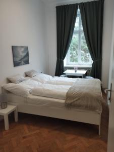 维也纳RP-Stay的卧室在窗户前配有一张大床