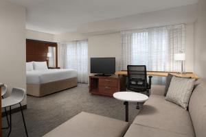 欧弗兰帕克堪萨斯城欧弗兰帕克原住客栈的一间酒店客房,配有一张床和一台电视