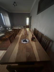 ZarritʼapʼZaritap Guest House的一张长木桌子,位于带椅子的房间