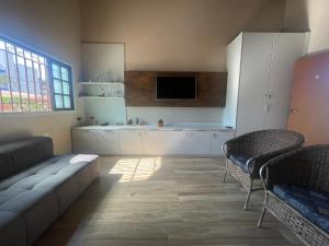 乌巴图巴Chilli Brasil Suite的带沙发和电视的客厅