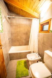 圣卡洛斯-德巴里洛切Casa en entorno de bosque, cerca de playas y cerros的浴室配有盥洗盆、卫生间和浴缸。