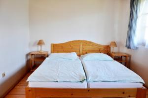 利普托斯基米库拉斯Chata 115 Tatralandia的一间卧室配有带2个枕头的床