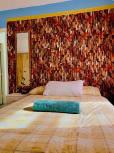 圣海伦斯semi-detach的一间卧室设有一张带马赛克墙的大床