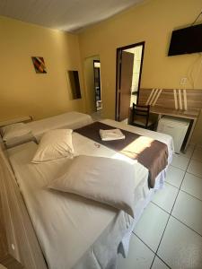 帕劳阿佩巴斯Recife Palace Hotel的酒店客房设有两张床和电视。