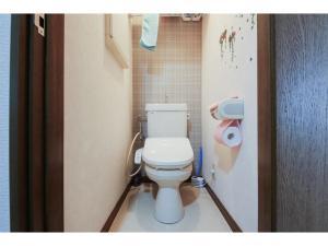 浦安Maison Cresta Urayasu - Vacation STAY 11150的浴室位于隔间内,设有白色卫生间。