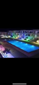 曼苏里亚Malaga beach的大楼前的大型蓝色游泳池