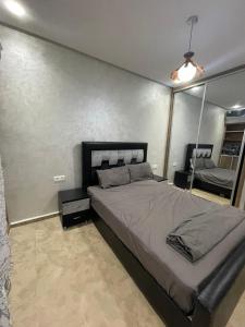 曼苏里亚Malaga beach的一间卧室配有一张大床和镜子