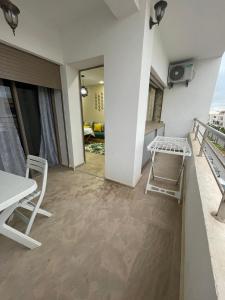 曼苏里亚Malaga beach的客房设有桌椅和阳台。