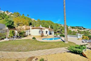 莫莱拉Alldo - hill side with private pool in Moraira的庭院中带游泳池的房子