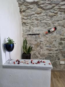 TresanaRosa di sera的一张桌子上放着葡萄酒杯和鲜花