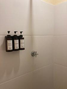 CalliaquaPoint Bay Resort的浴室的架子上放了三瓶肥皂