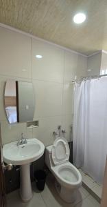科隆Hotel Internacional de Colón的浴室配有白色卫生间和盥洗盆。