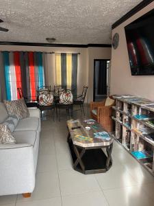 普罗维登西亚莱斯岛R & A turquoise Rental的客厅配有沙发和桌子