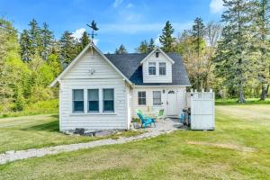 Saint GeorgeQuaint Maine Coast Cottage的一座带庭院的白色小房子