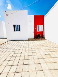 圣安娜Sun Shine Entire Home Santa Ana的红色的白色建筑,红色的门