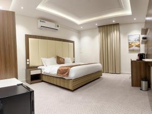 吉赞فندق النزيل الذهبي - Golden Guest Hotel的酒店客房,配有床和电视