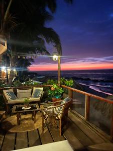 曼克拉Los Corales的一个带桌椅的海景庭院