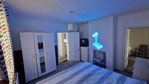 Streatham HillConverted Bungalow In Bexley的一间拥有蓝色墙壁的卧室和一张位于客房内的床