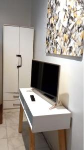 布宜诺斯艾利斯Aparta Hotel的一张白色的桌子,上面有电视