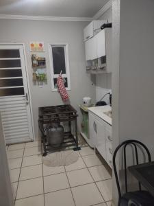 里贝朗普雷托Casa RibeirãoPreto的厨房配有桌子和炉灶。