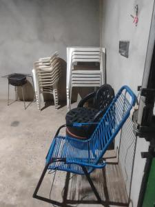 里贝朗普雷托Casa RibeirãoPreto的一组椅子坐在墙上