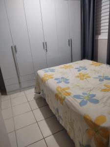 里贝朗普雷托Casa RibeirãoPreto的一间卧室,床上放着鲜花