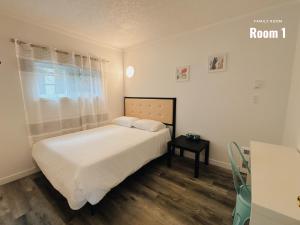 鲍威尔里弗威斯幽中心汽车旅馆的一间小卧室,配有一张床和一张桌子