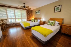 巴利纳波丽娜棕榈精品汽车旅馆的一间卧室配有两张床和一张桌子