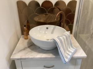 灵伍德Forest Heath Holidays - The Nook的浴室内一个柜台上的白色碗水槽