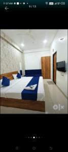 印多尔Hotel 7star near airport的一间卧室配有一张带蓝色枕头的大床