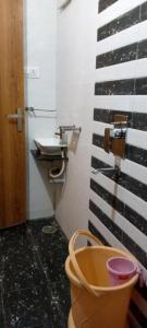 印多尔Hotel 7star near airport的一间带水槽和墙上仪器的浴室