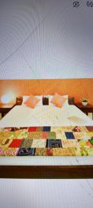 印多尔Hotel 7star near airport的一间卧室配有床,床上装有被子