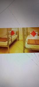 印多尔Hotel 7star near airport的客房设有2张双层床和红色床单