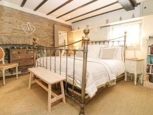 米德尔赫姆In & Out Cottage的一间带金属床和桌子的卧室